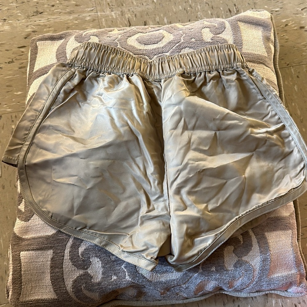 Essential Shorts - Picture 4 of 4